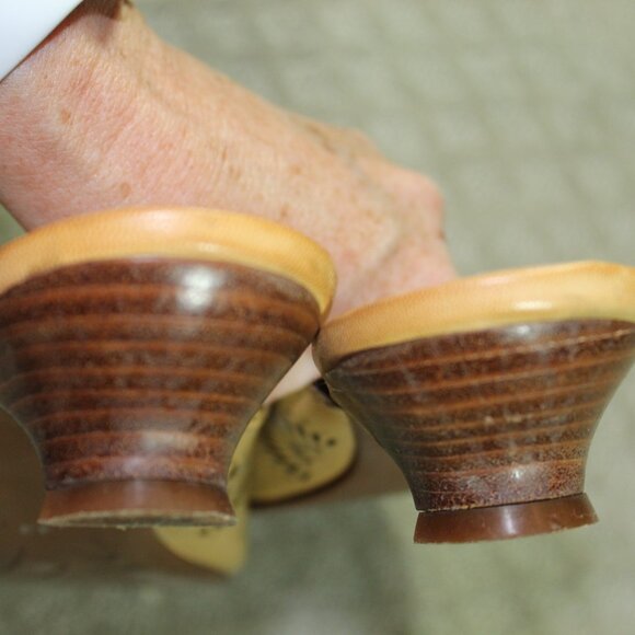 Prague Women Sz 11.5M Taupe Laser Cut Round Toe Mule 1" Kitten Heels - Picture 5 of 6